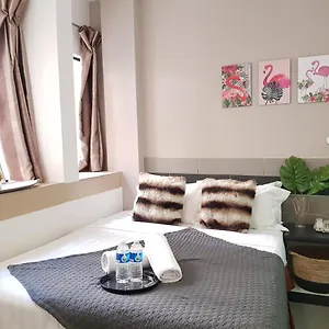 Leo Leisure @ Market Hotel